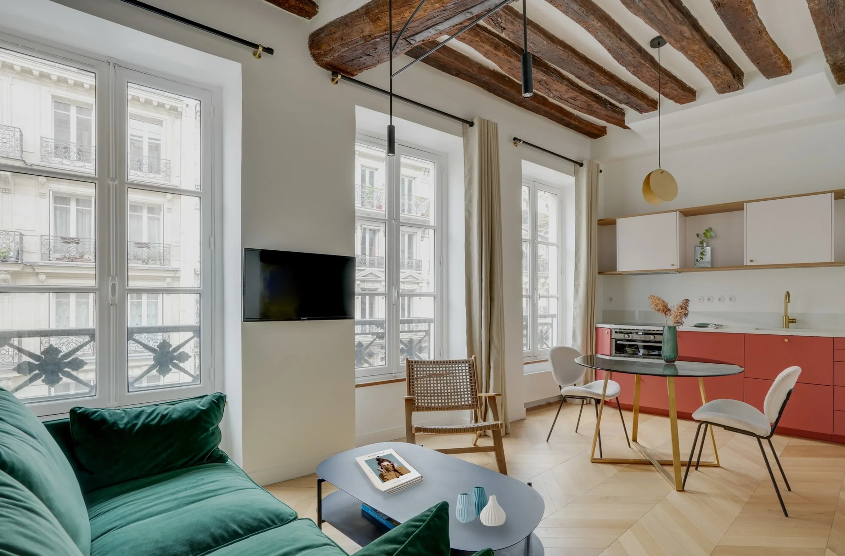 salon avec cuisine ouverte et poutres appartement de 35m2 à Paris