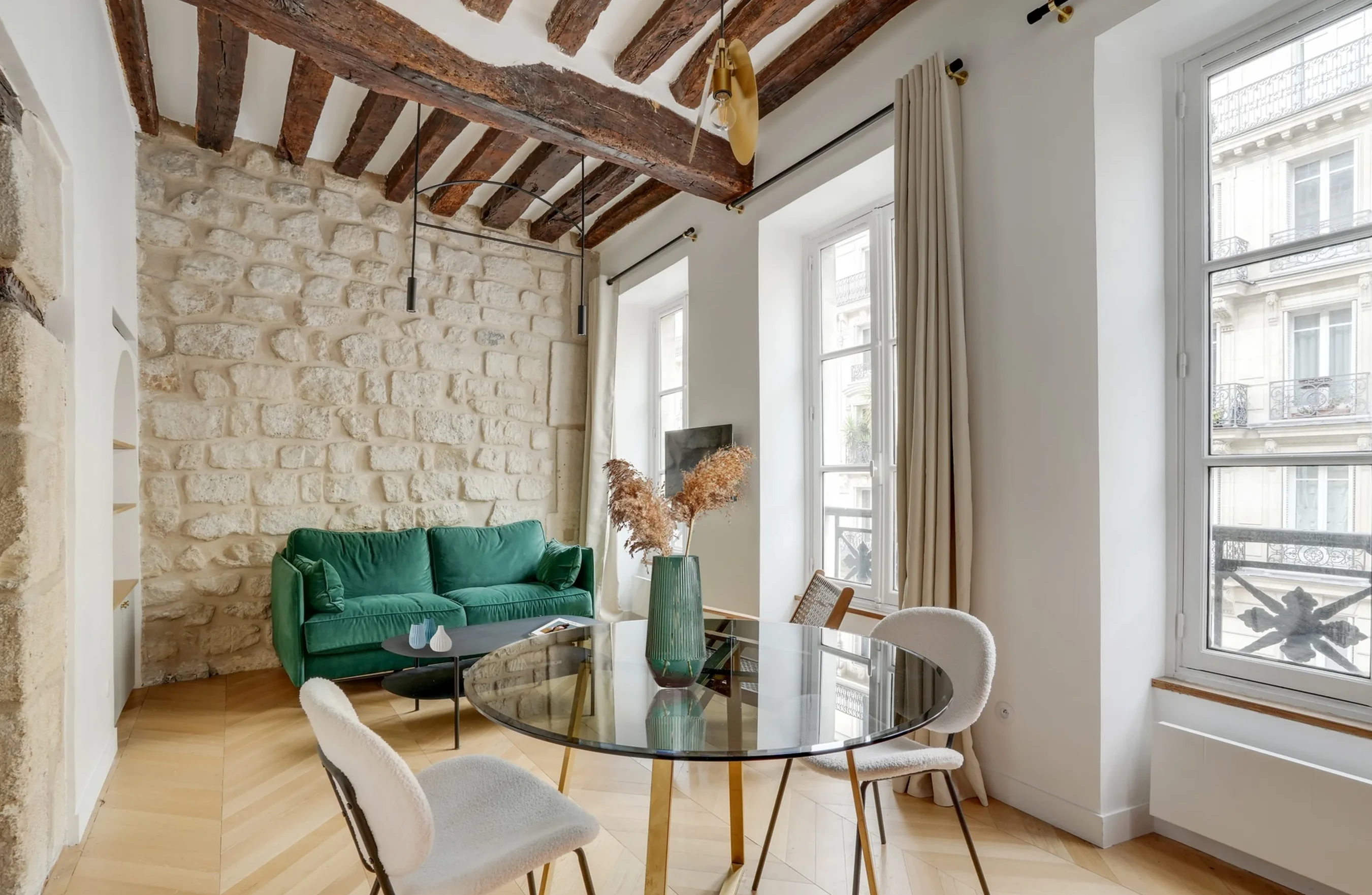 salon mur en pierres canapé vert