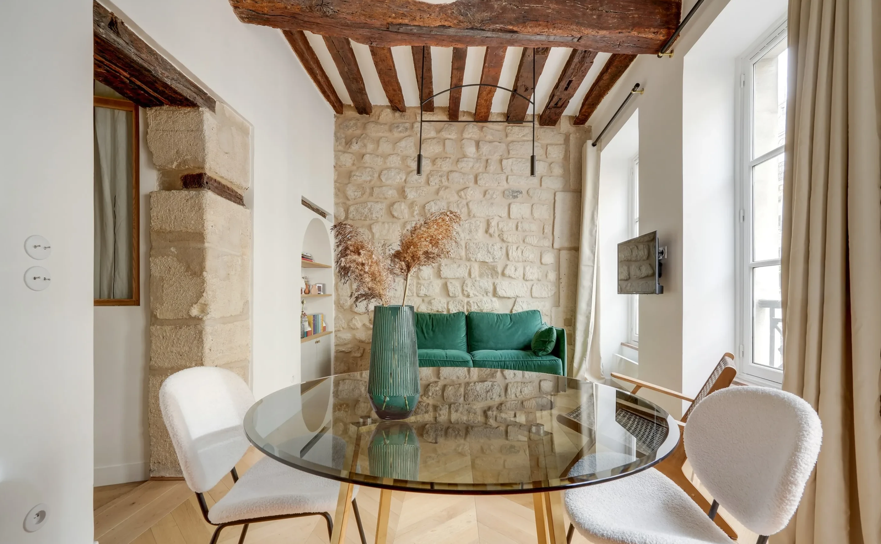 salon avec poutres appartement de 35m2 à Paris