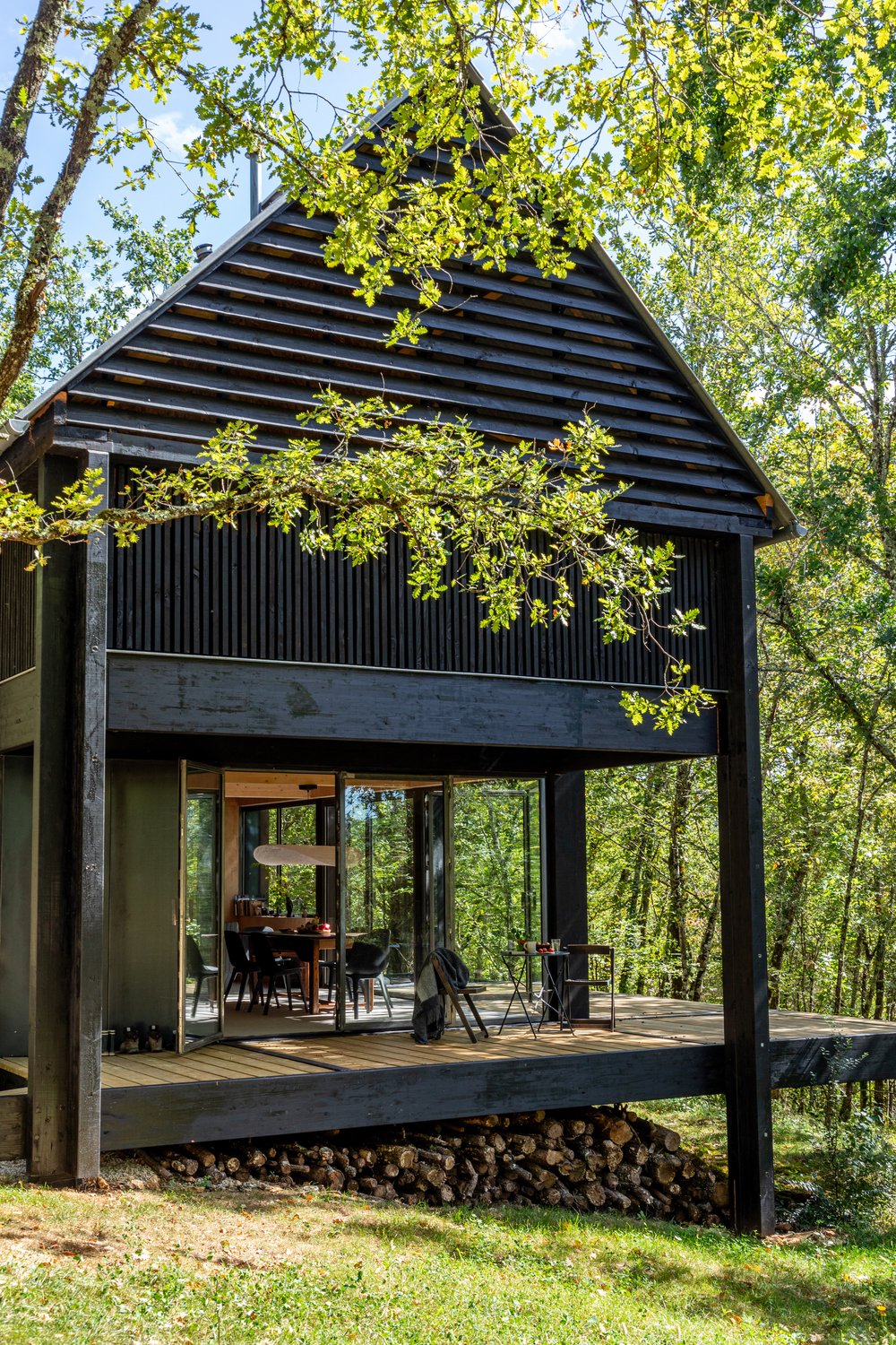 maison en bois noir contemporaine