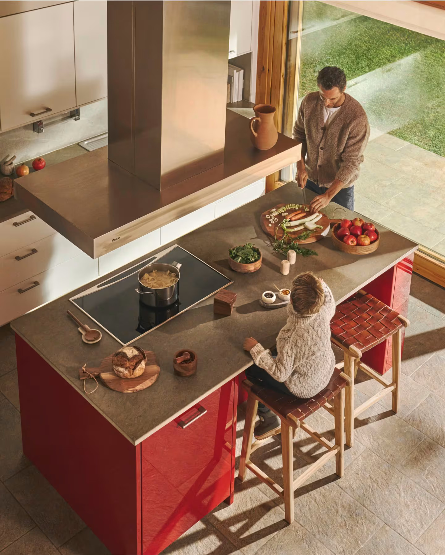 cuisine ouverte rouge avec îlot