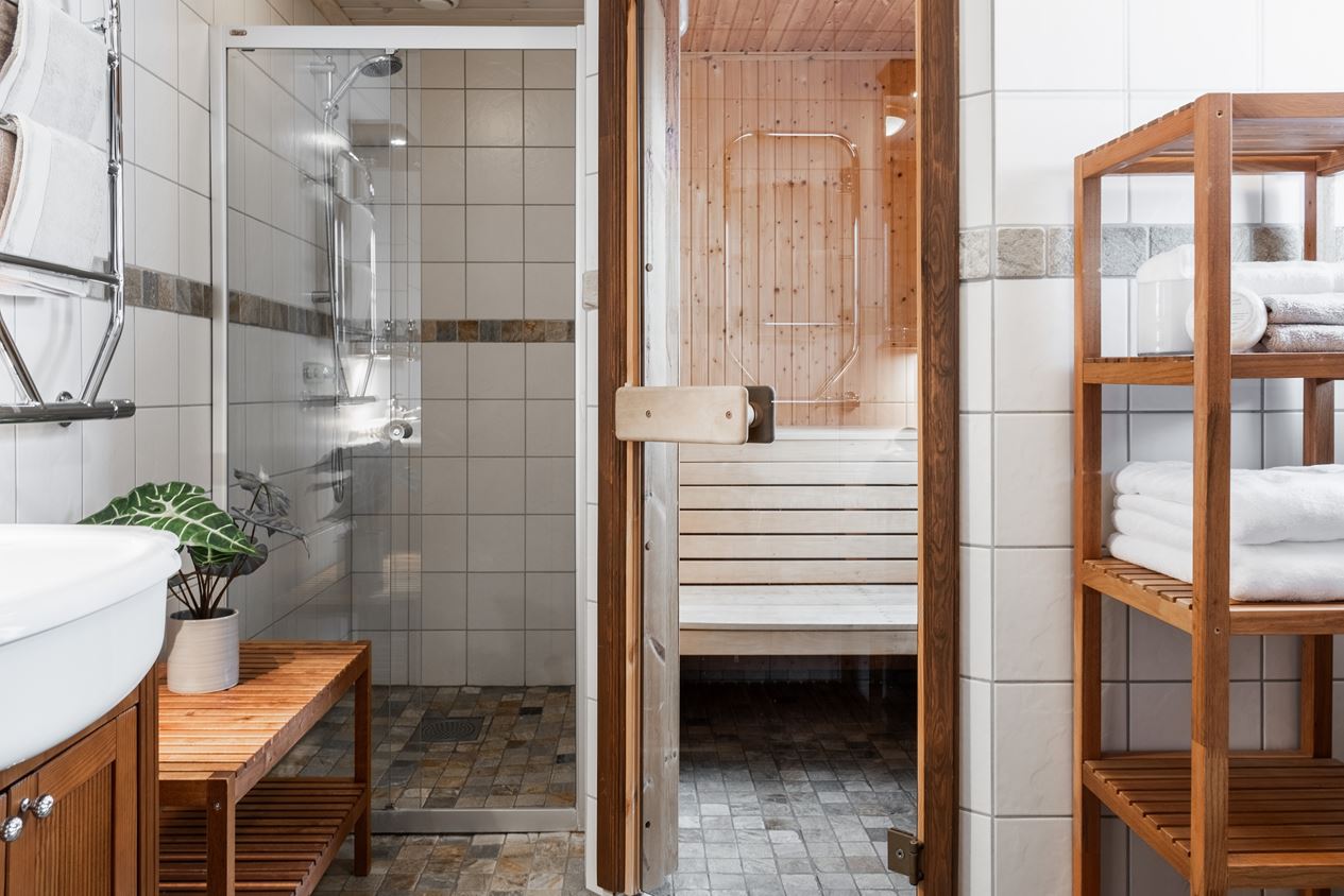 salle de bain avec sauna finlandais