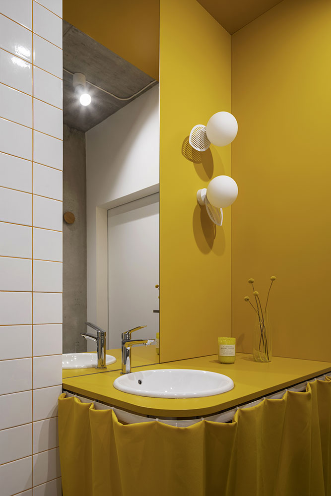 salle de bain béton et jaune