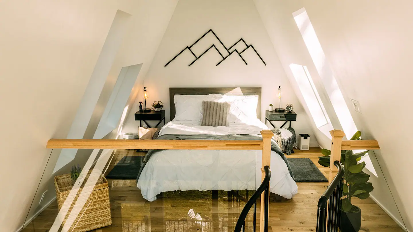 chambre sur mezzanine maison A-Frame