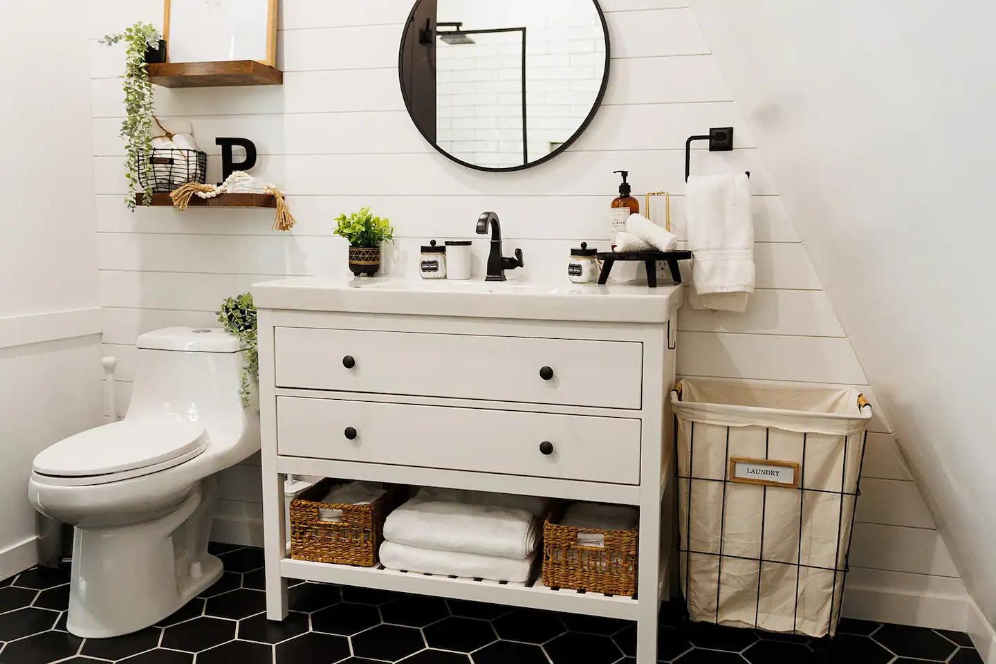 salle de bain noire et blanche