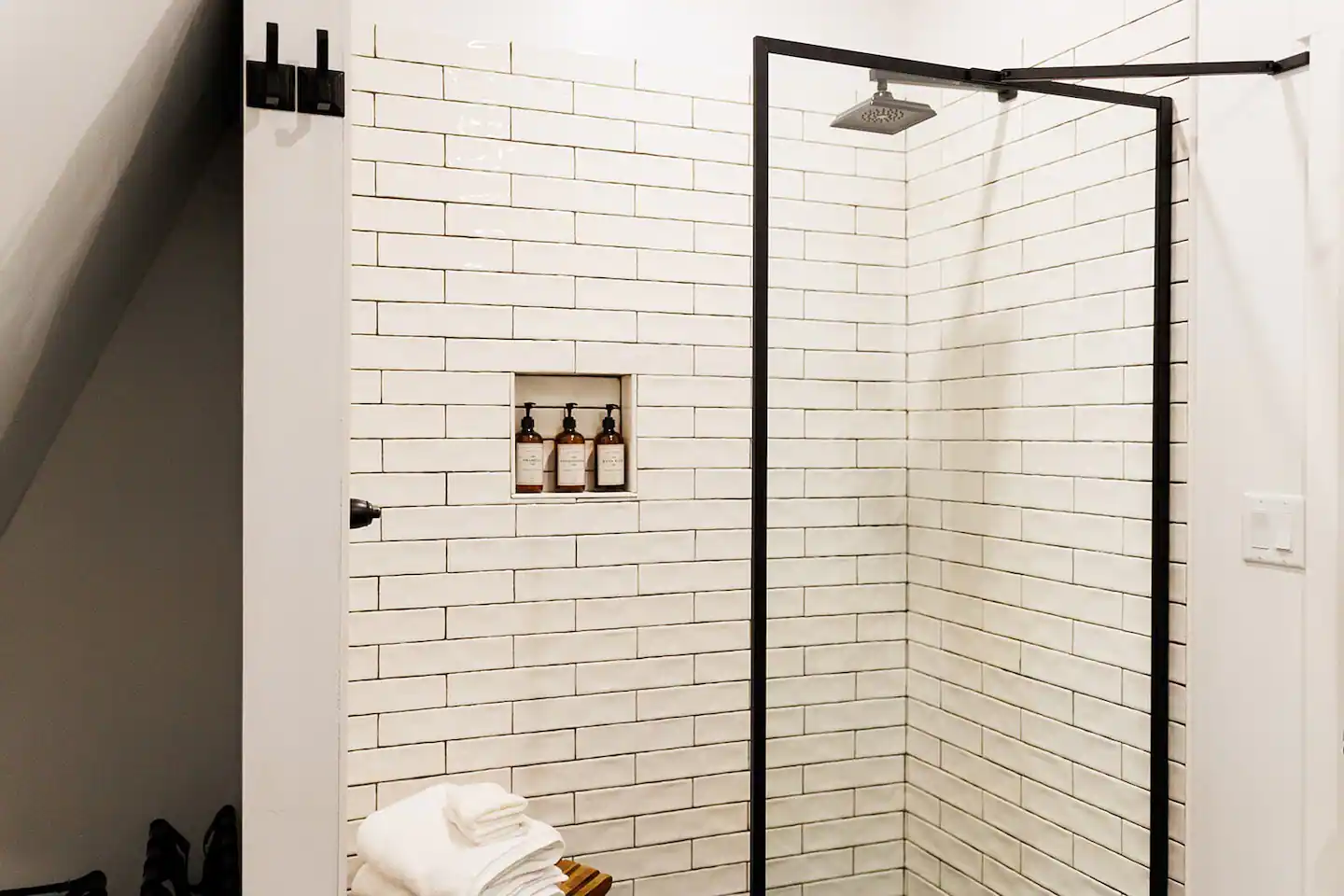 salle de bain noire et blanche