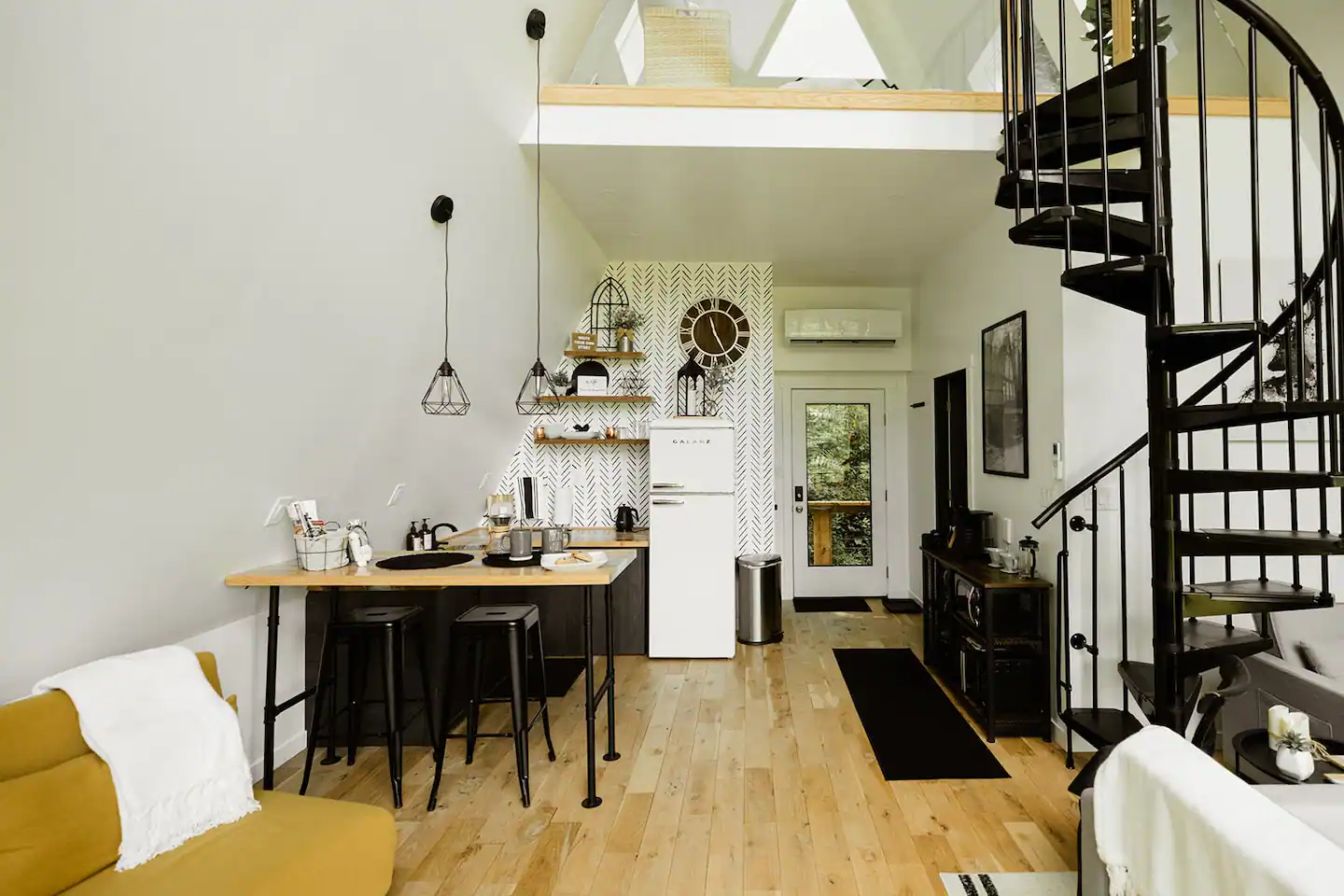 salon avec escalier à colimaçon maison A-Frame