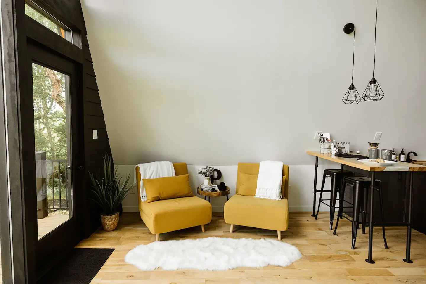 salon avec fauteuils jaunes