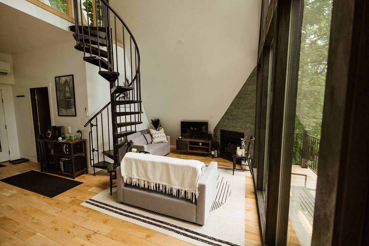 salon avec escalier en colimaçon