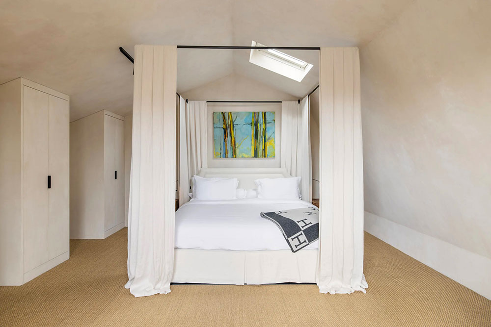 chambre avec lit à baldaquin décoration contemporaine