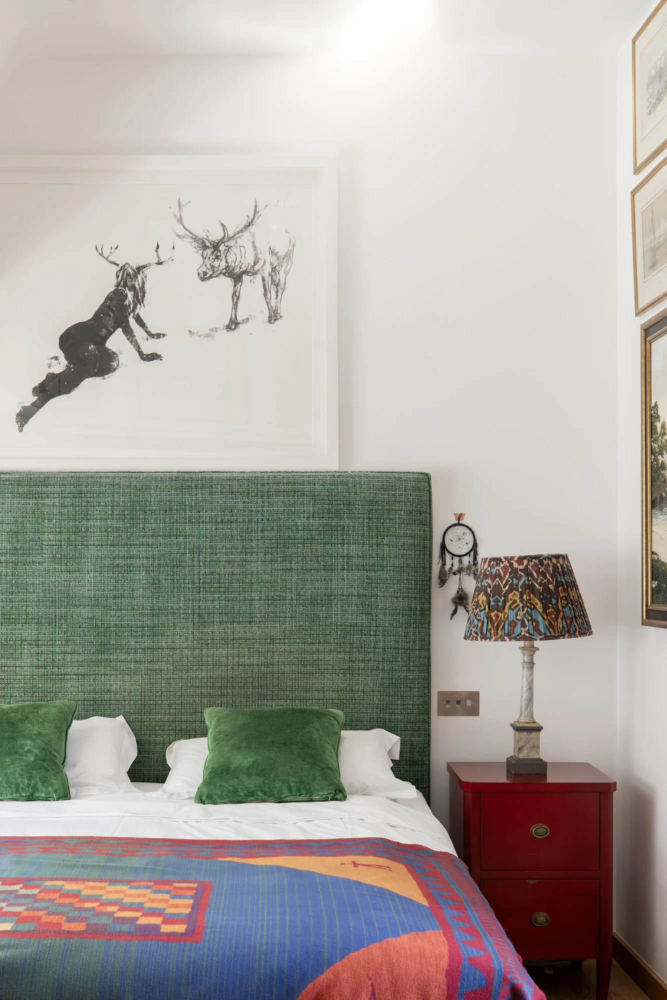 chambre avec tête de lit verte