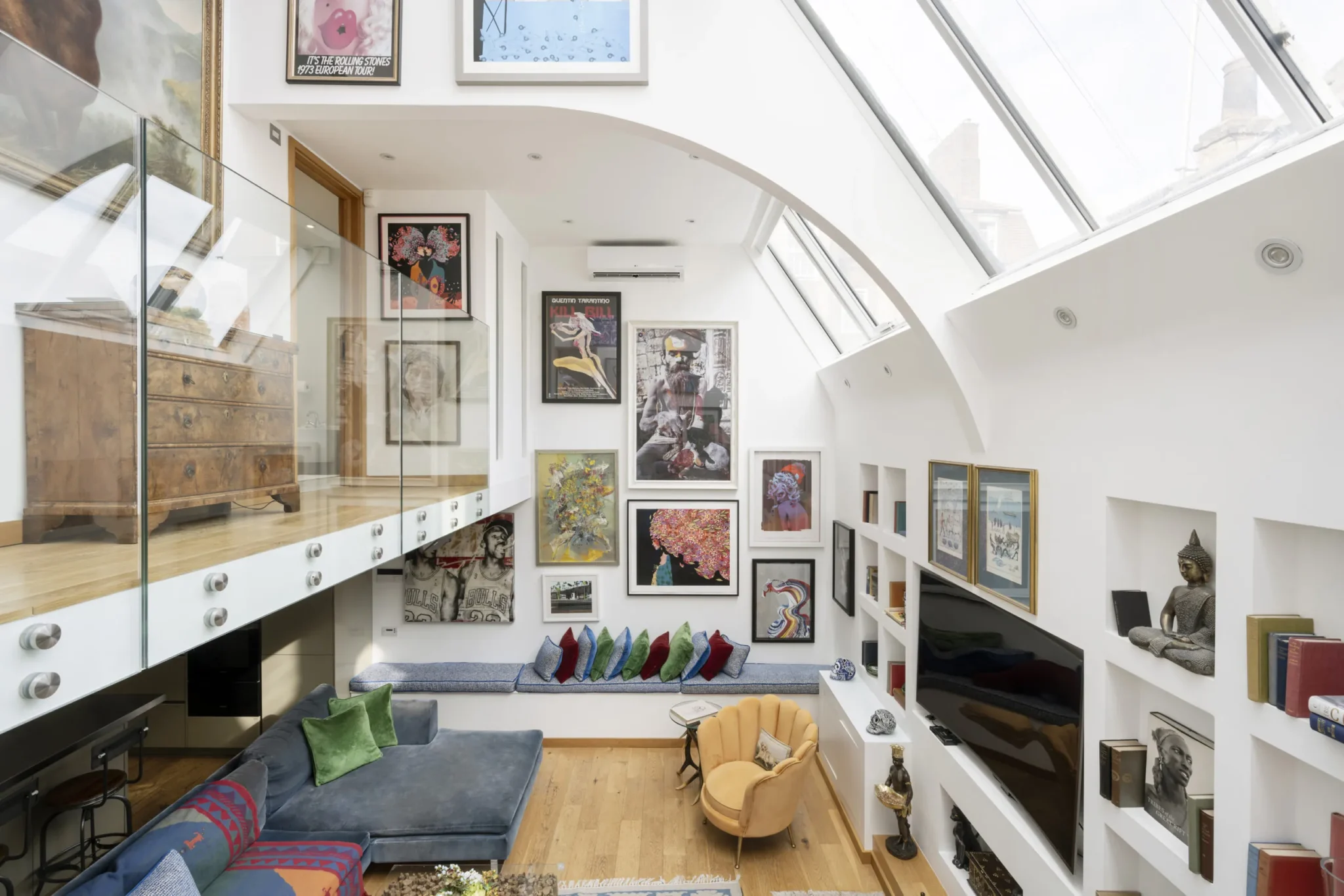 salon maison de ville avec verrière zénithale décoration contemporaine colorée