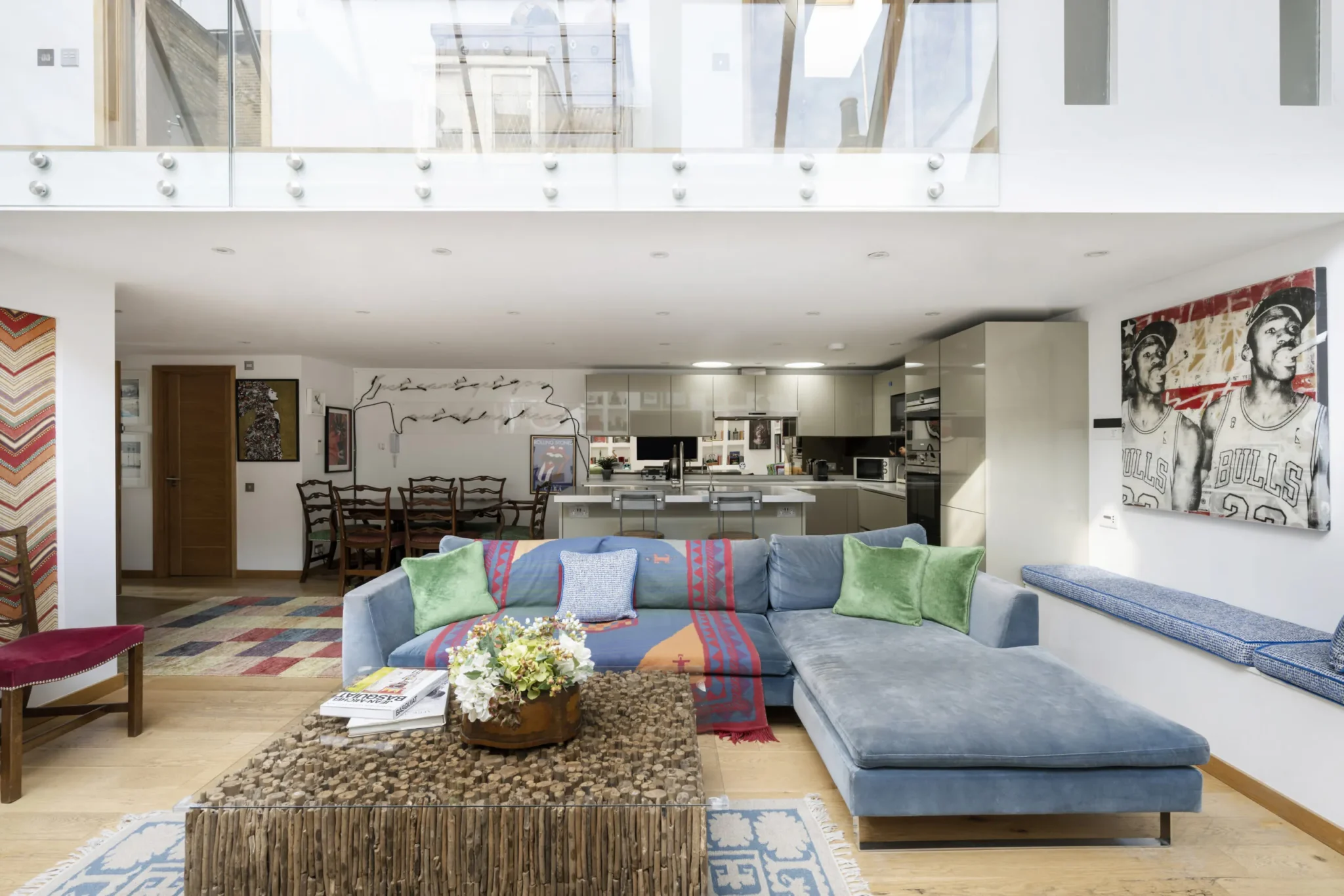 salon maison de ville avec verrière zénithale décoration contemporaine colorée