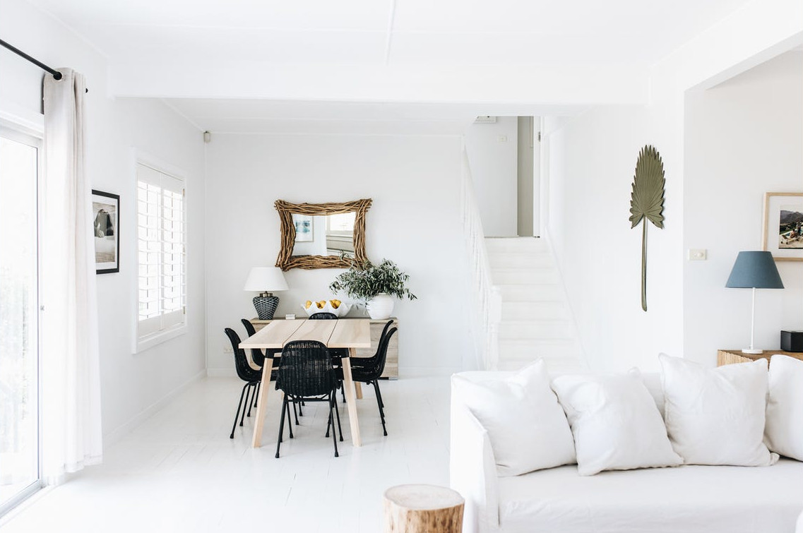 salon et salle à manger décoration blanche et naturelle maison de plage Australie