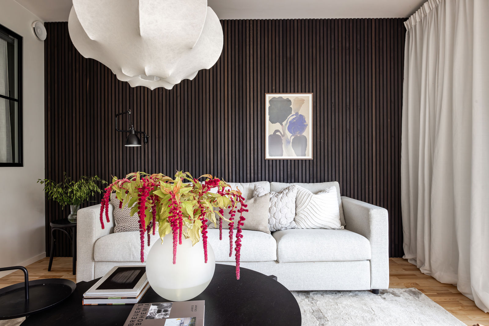 salon murs en tasseaux de bois décoration contemporaine