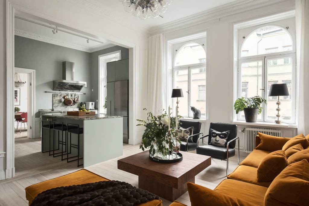 salon avec canapé jaune moutarde et cuisine ouverte décoration contemporaine salon avec canapé jaune moutarde et cuisine ouverte décoration contemporaine