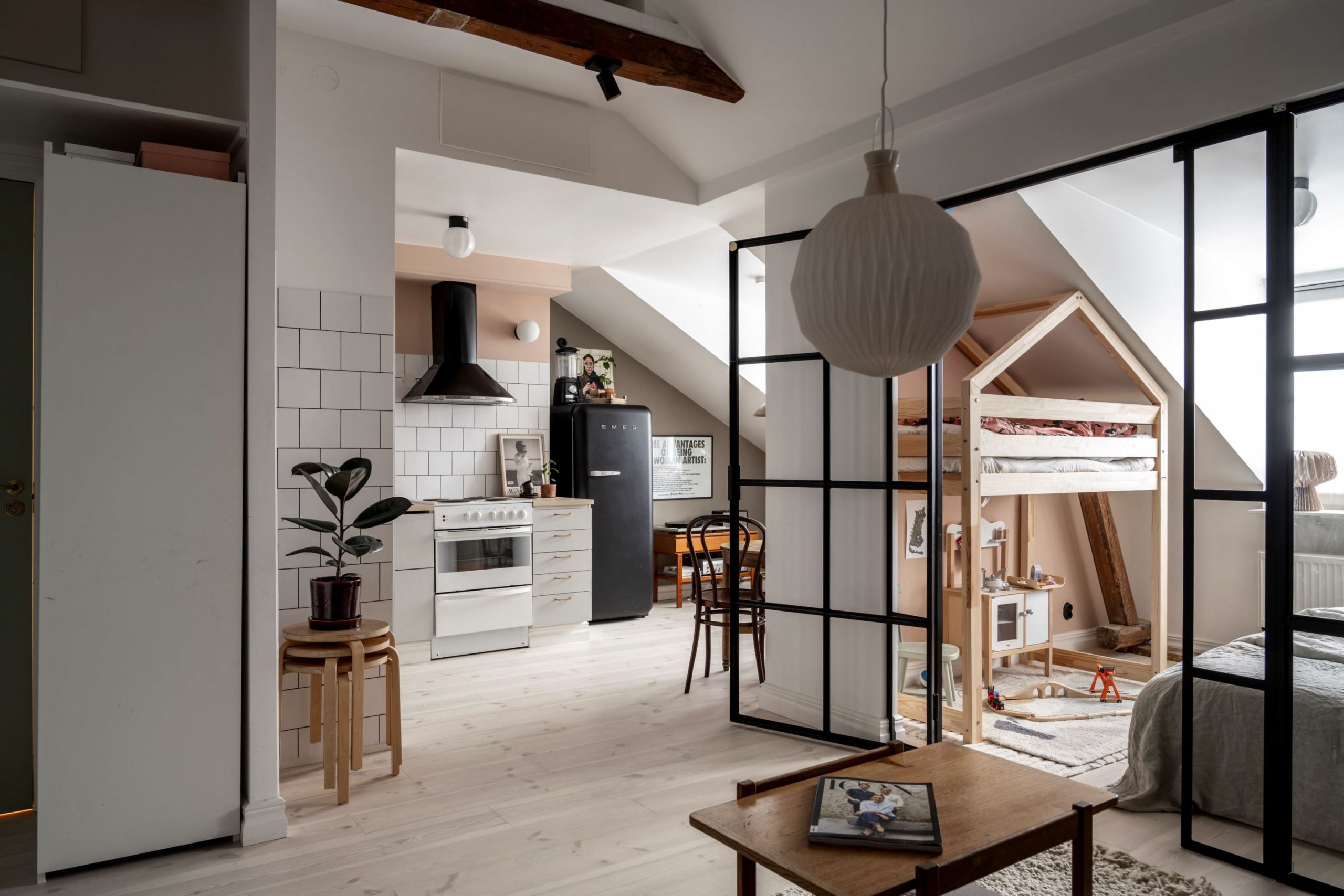 salon et cuisine deux-pièces de 45m2 mansardé décoration scandinave