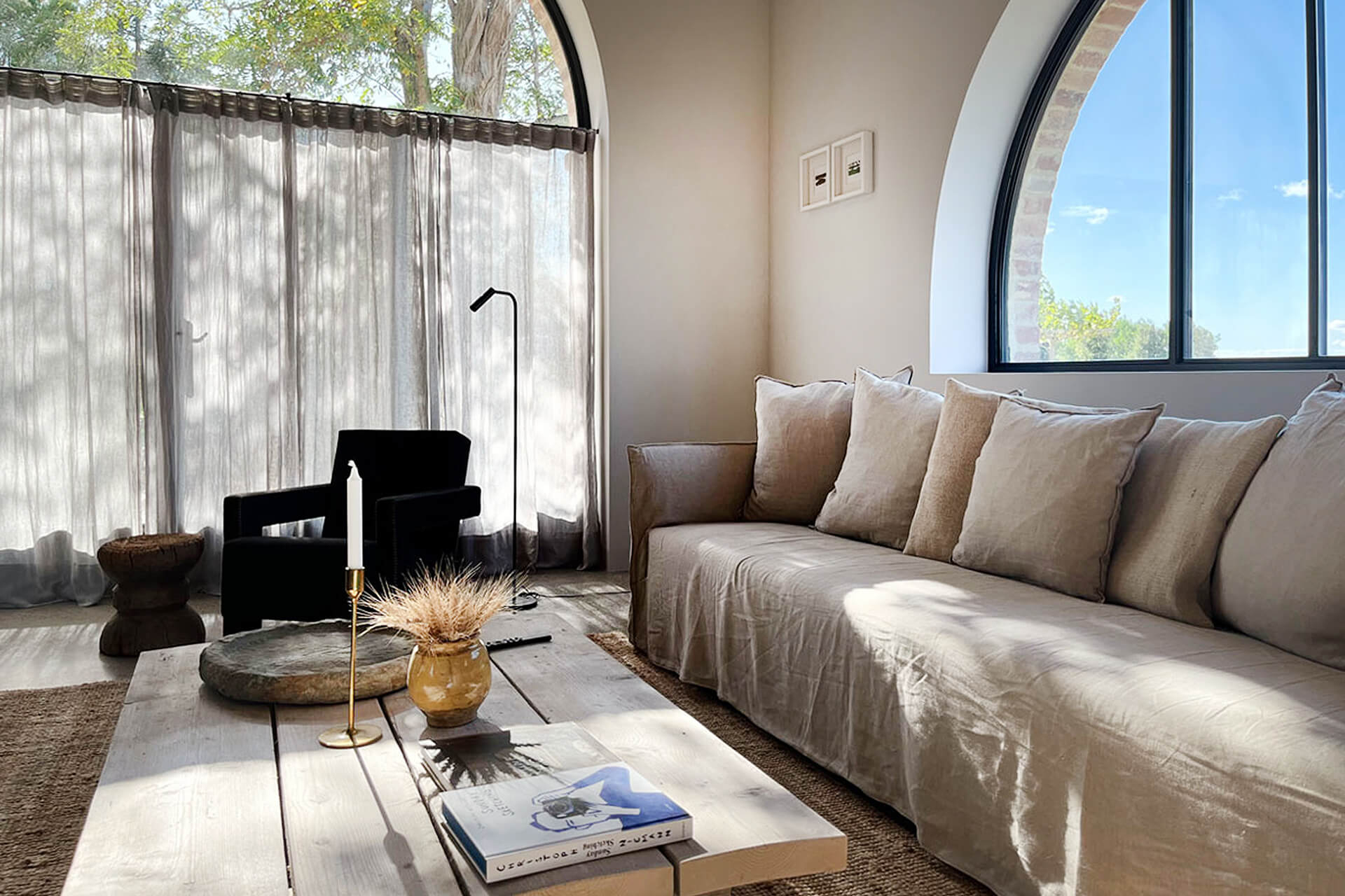 salon avec fenêtres en arche décoration contemporaine