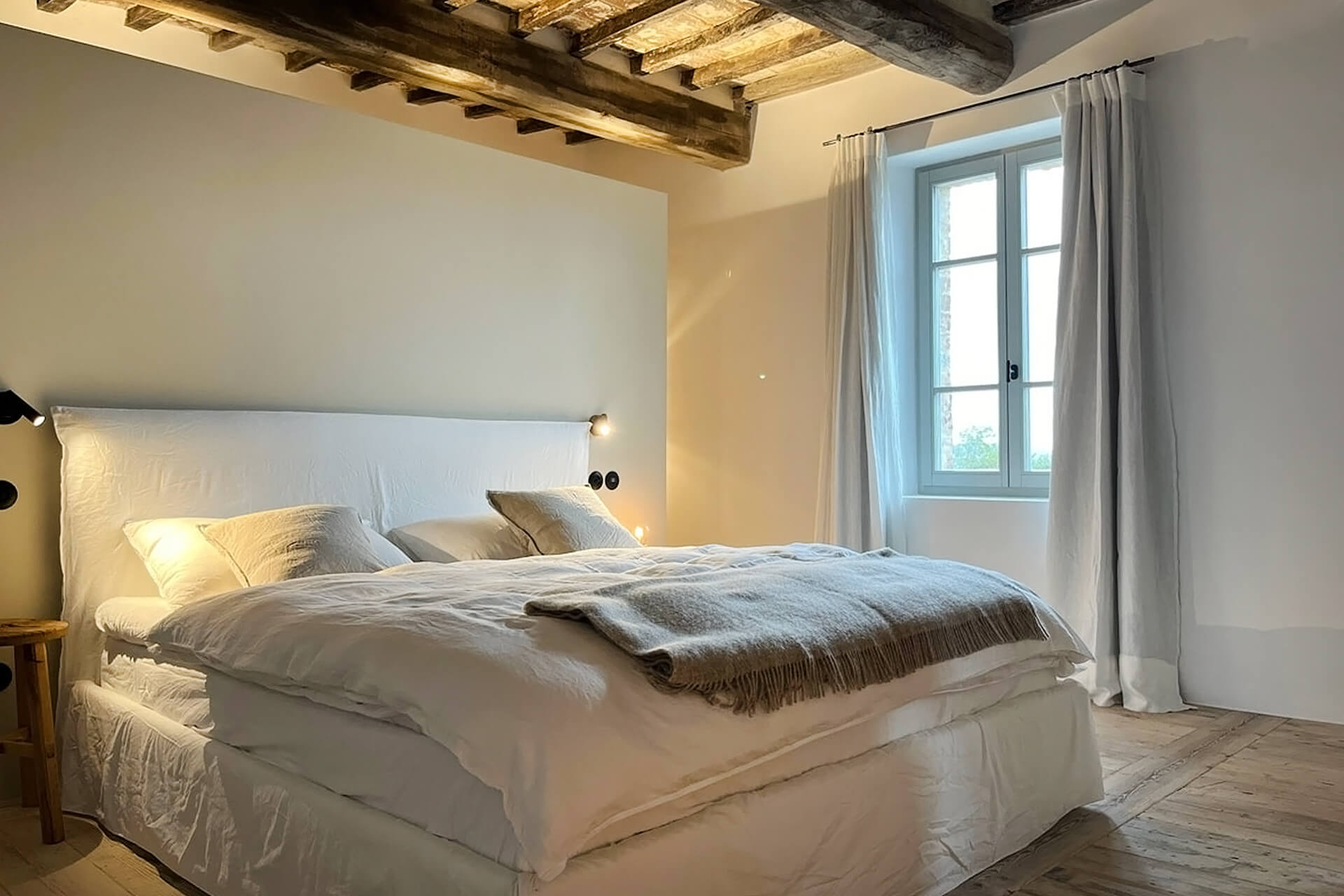 chambre minimaliste avec poutres décoration contemporaine