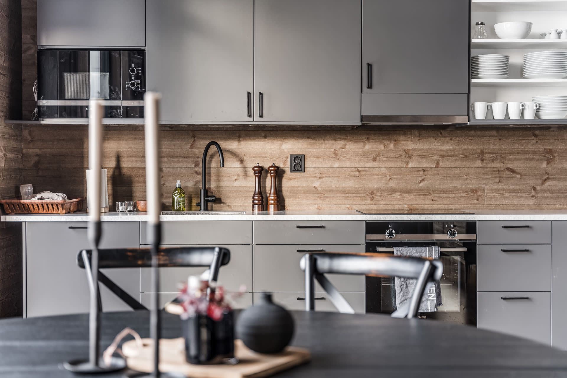 cuisine ouverte grise et bois