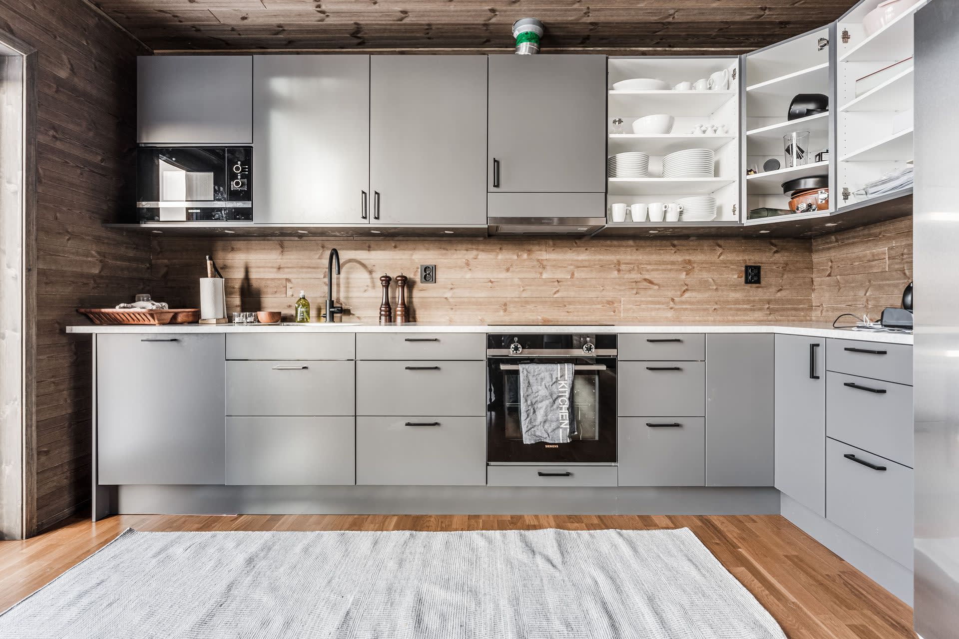 cuisine ouverte grise et bois