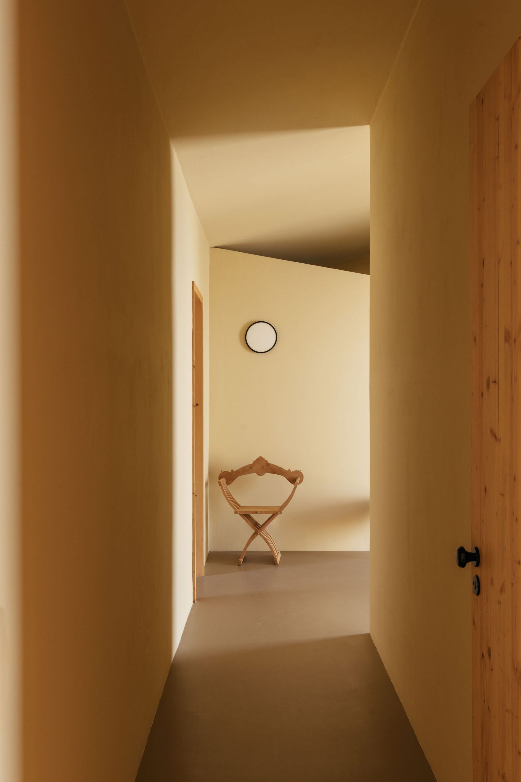 couloir maison Portugal décoration contemporaine couleurs de terre couloir maison Portugal décoration contemporaine couleurs de terre