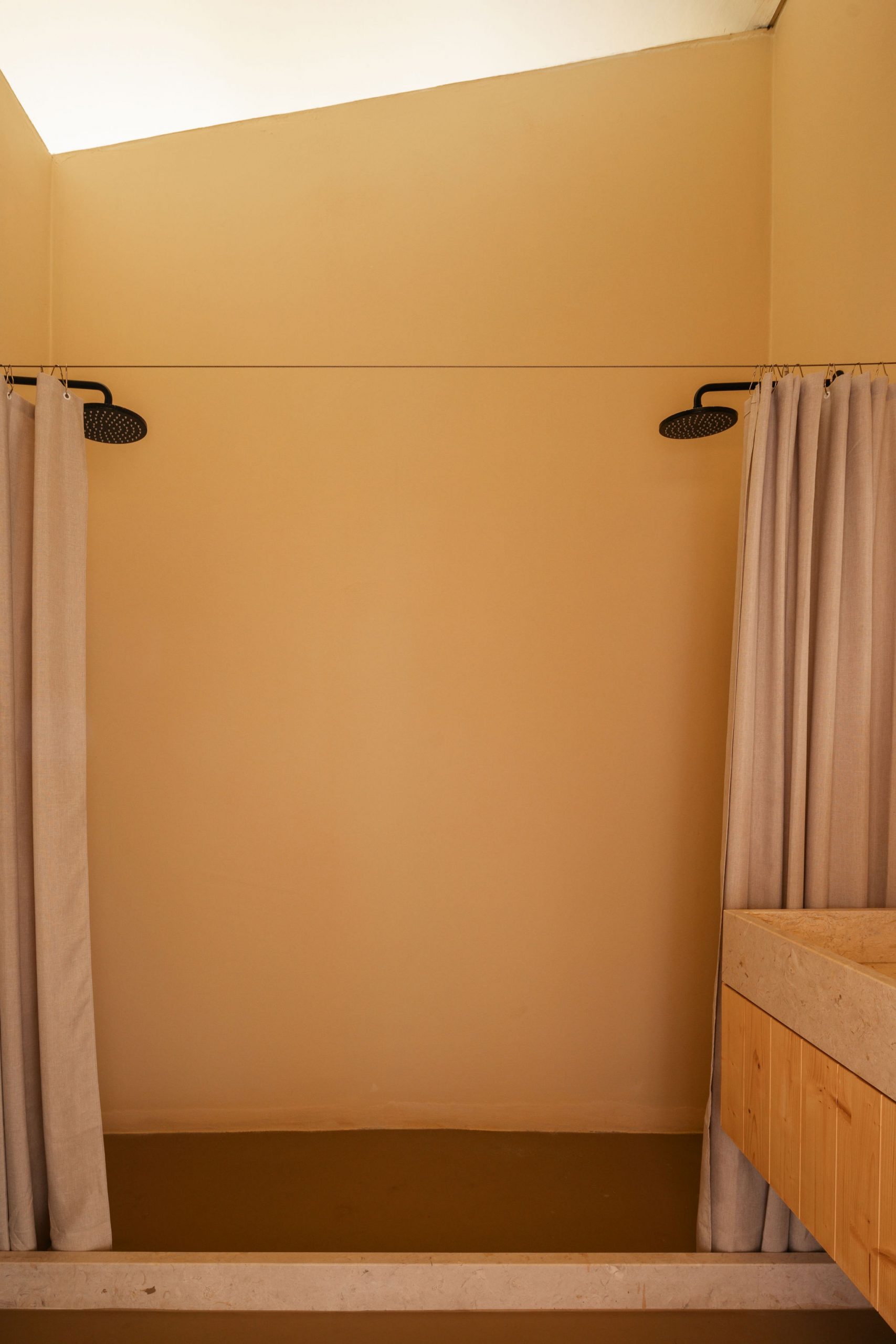 salle de bain douche double maison Portugal décoration contemporaine couleurs de terre salle de bain douche double maison Portugal décoration contemporaine couleurs de terre