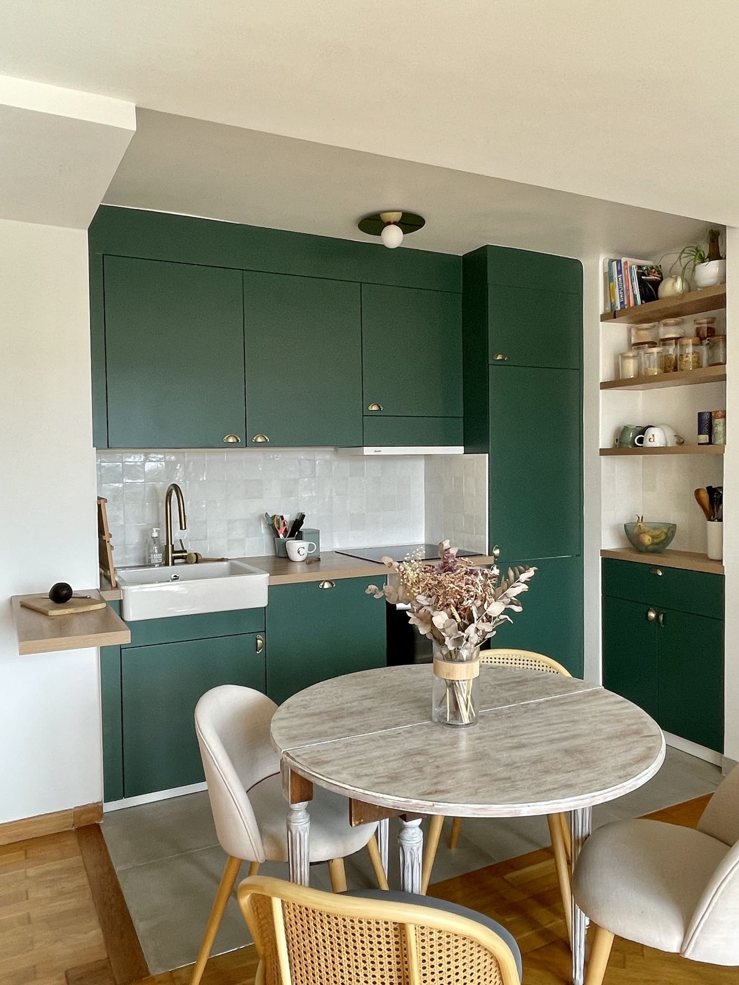 salon avec cuisine ouverte appartement Paris 34m2  instagram https://www.instagram.com/charlotte_gille/