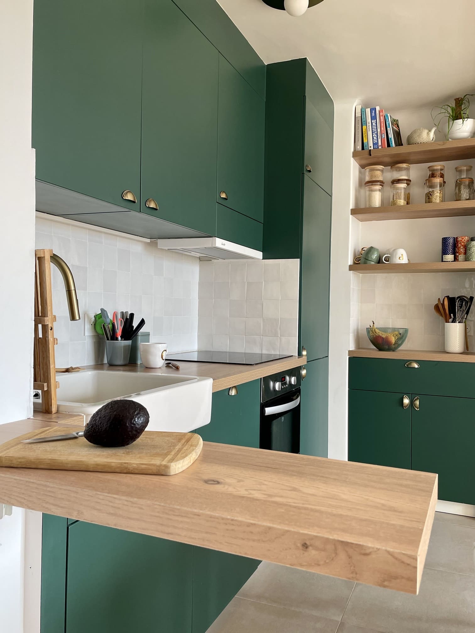 cuisine ouverte verte appartement Paris 34m2  instagram https://www.instagram.com/charlotte_gille/