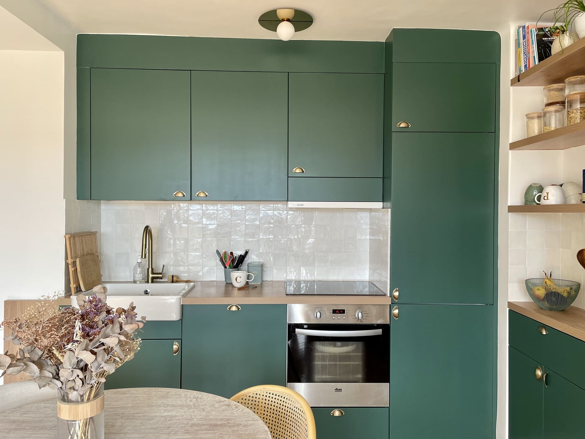 salon avec cuisine ouverte appartement Paris 34m2  instagram https://www.instagram.com/charlotte_gille/