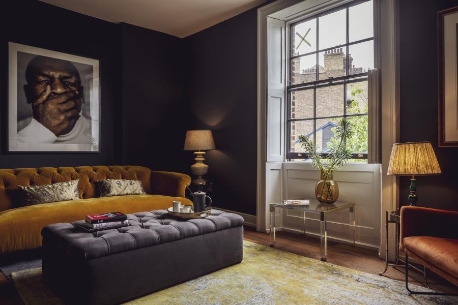 salon murs noirs canapé jaune maison décoration classique chic salon murs noirs canapé jaune maison décoration classique chic