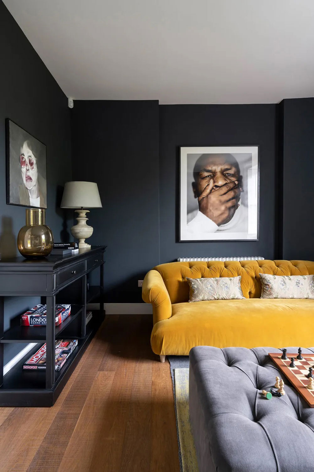 salon murs noirs canapé jaune maison décoration classique chic salon murs noirs canapé jaune maison décoration classique chic
