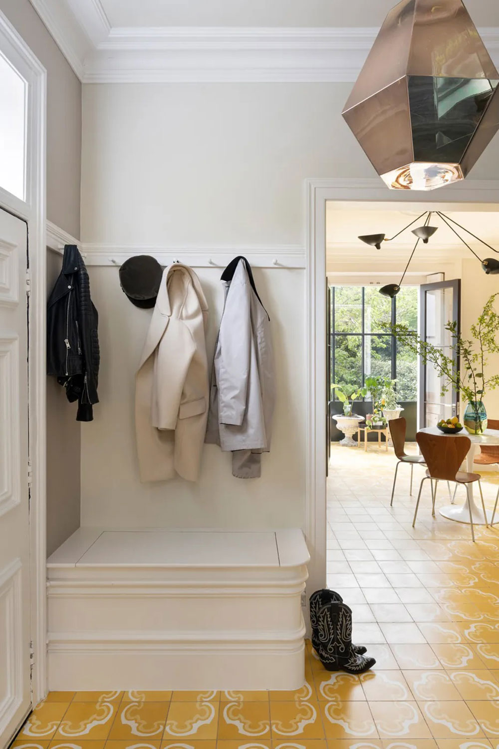 entrée avec porte-manteau et banc entrée avec porte-manteau et banc