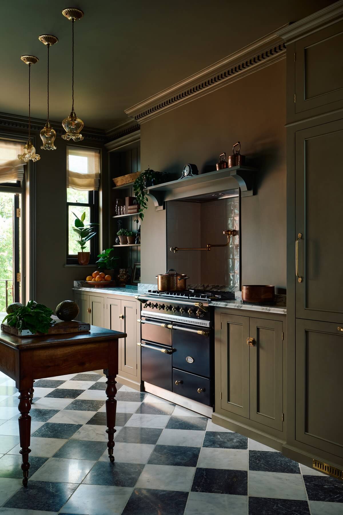 cuisine avec piano de cuisson et sol à damier