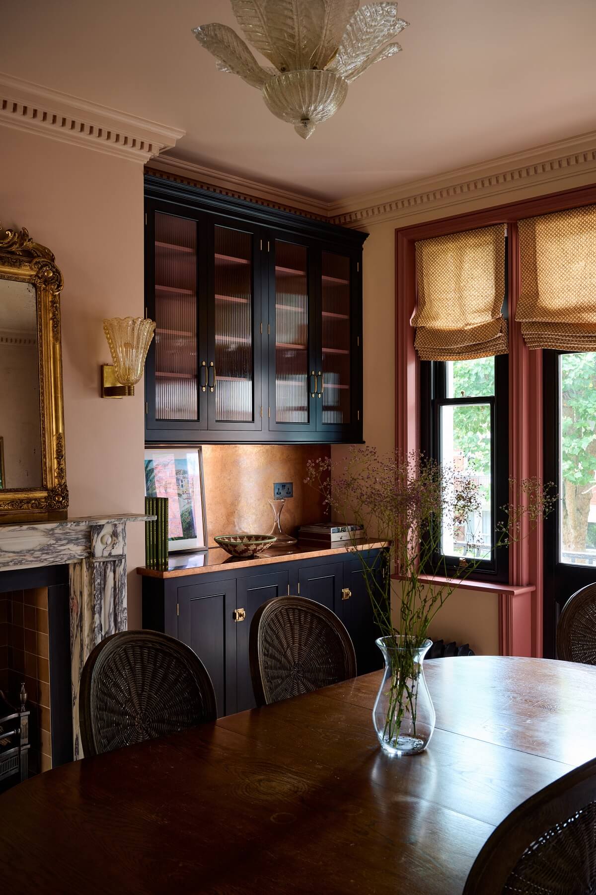 salle à manger murs et plafond rose