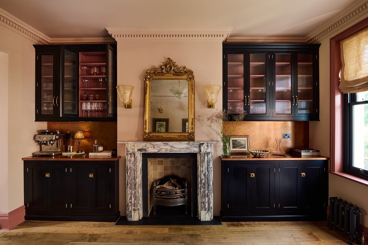salle à manger rose avec cheminée marbre