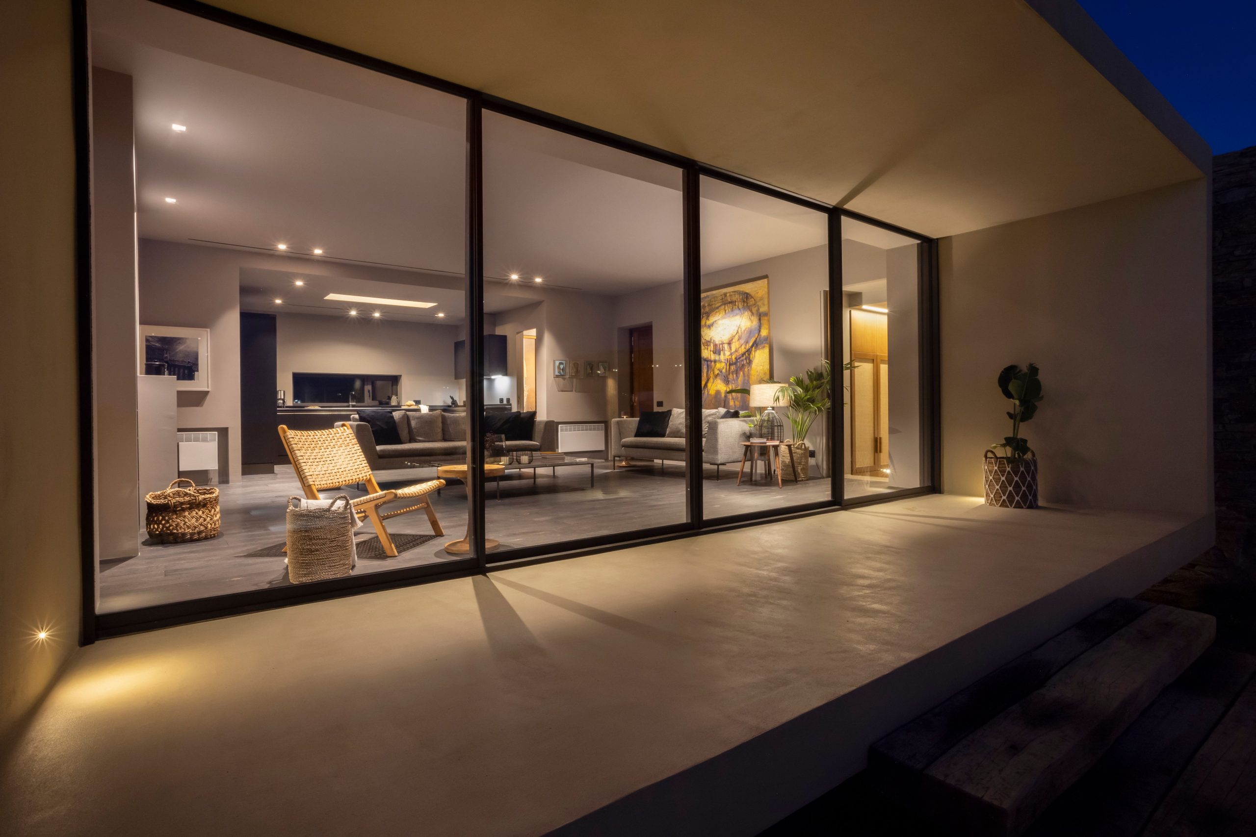 maison moderne murs en pierres avec piscine
