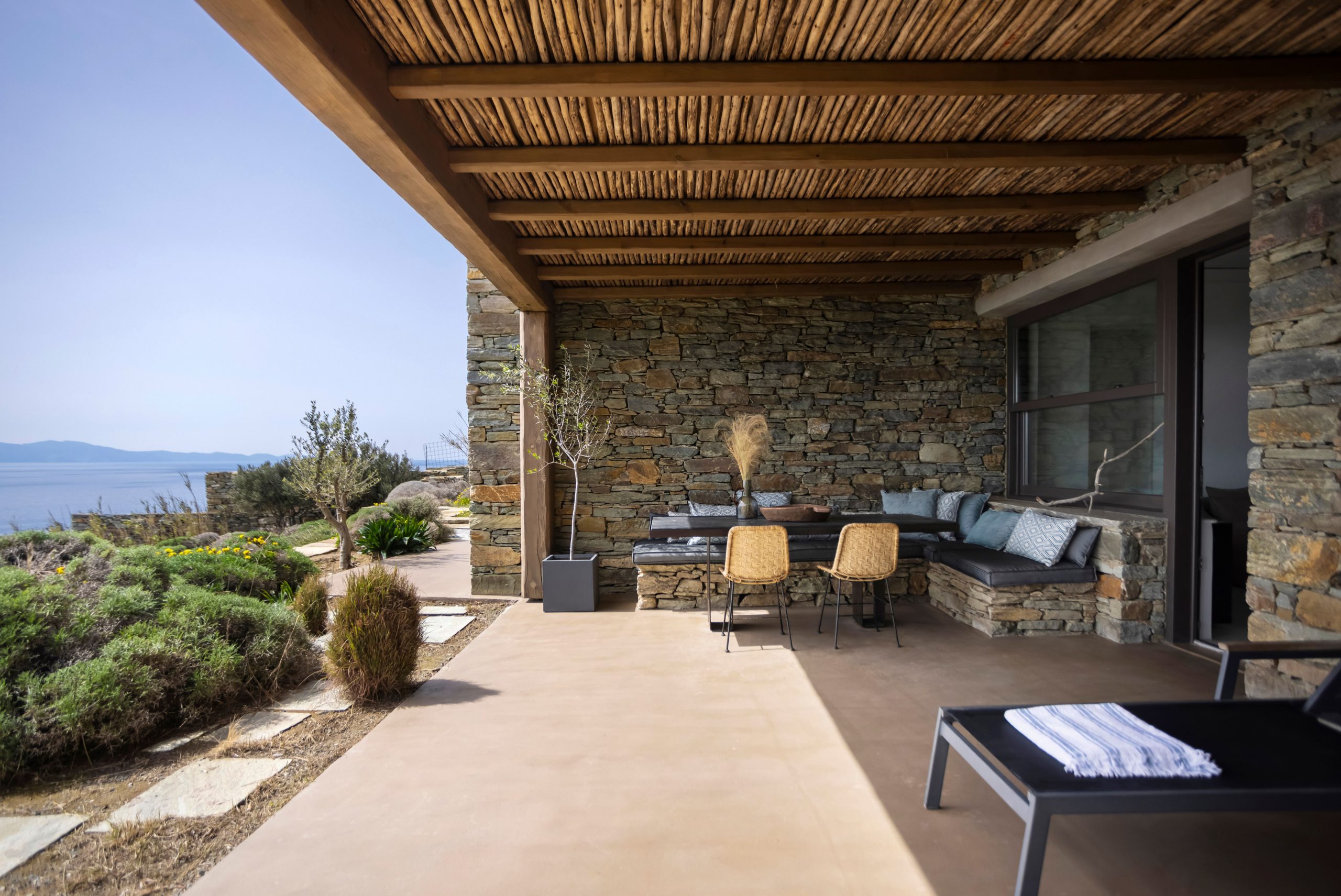terrasse avec pergola bois maison contemporaine en Grèce