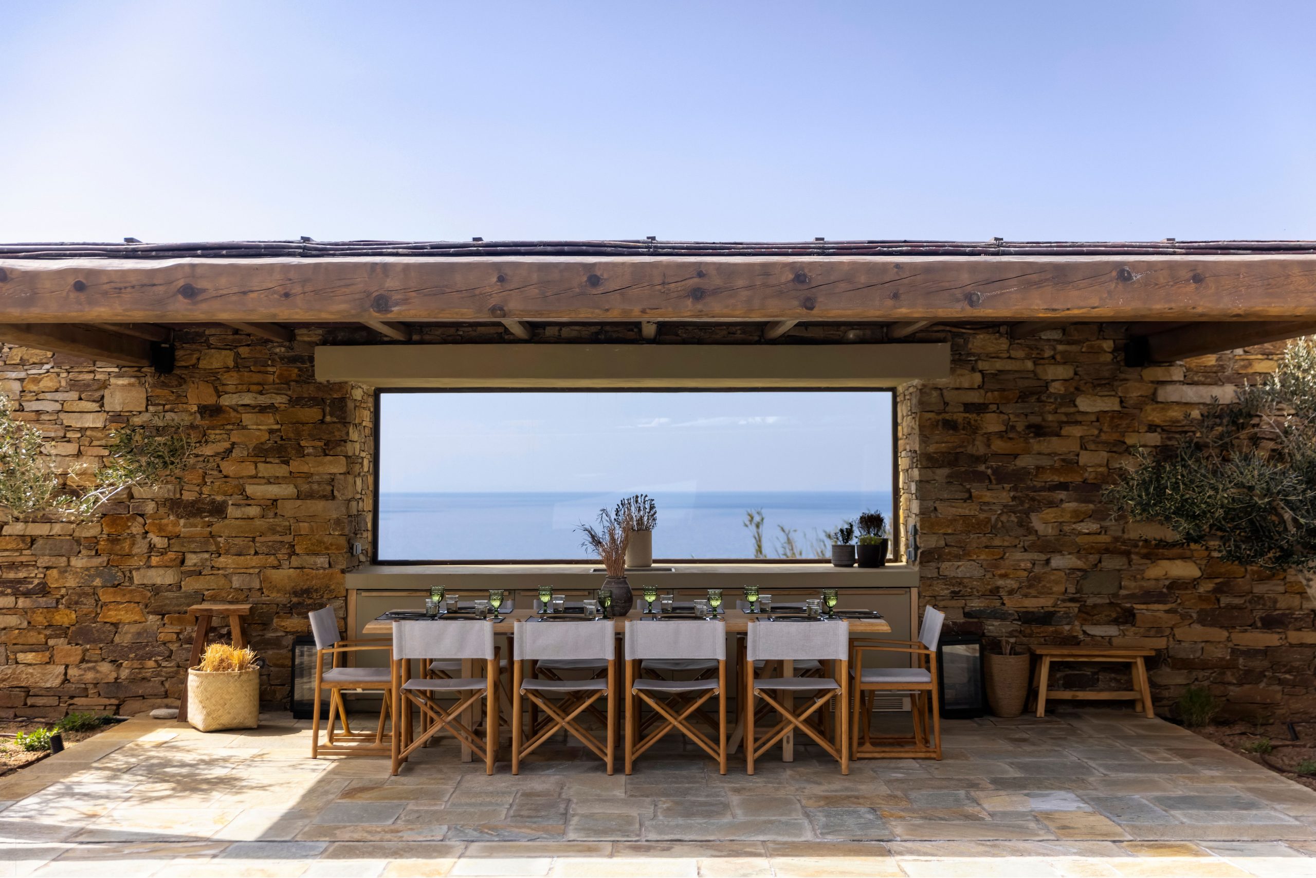 terrasse avec mur pierres et pergola bois