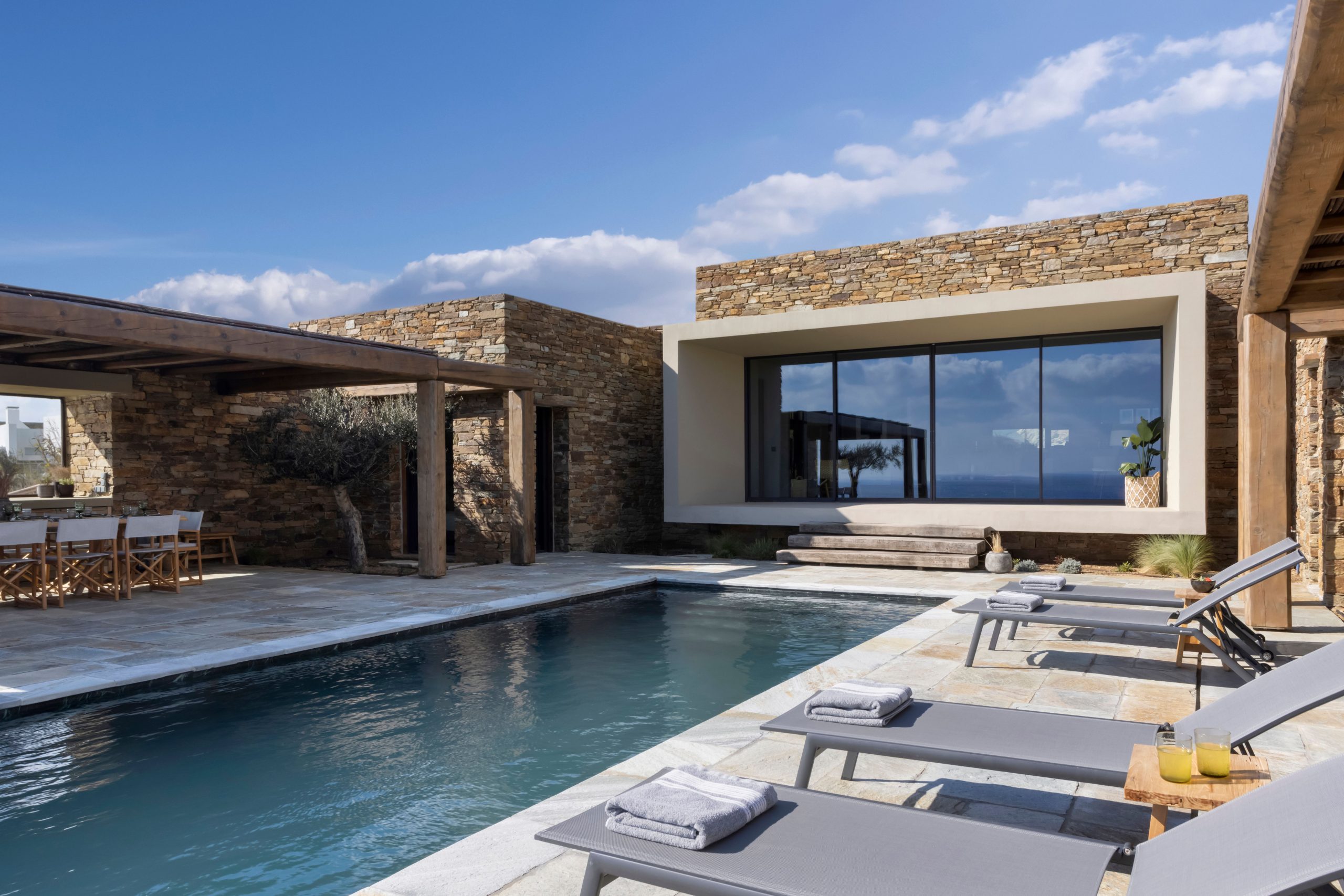 terrasse avec piscine maison contemporaine en Grèce