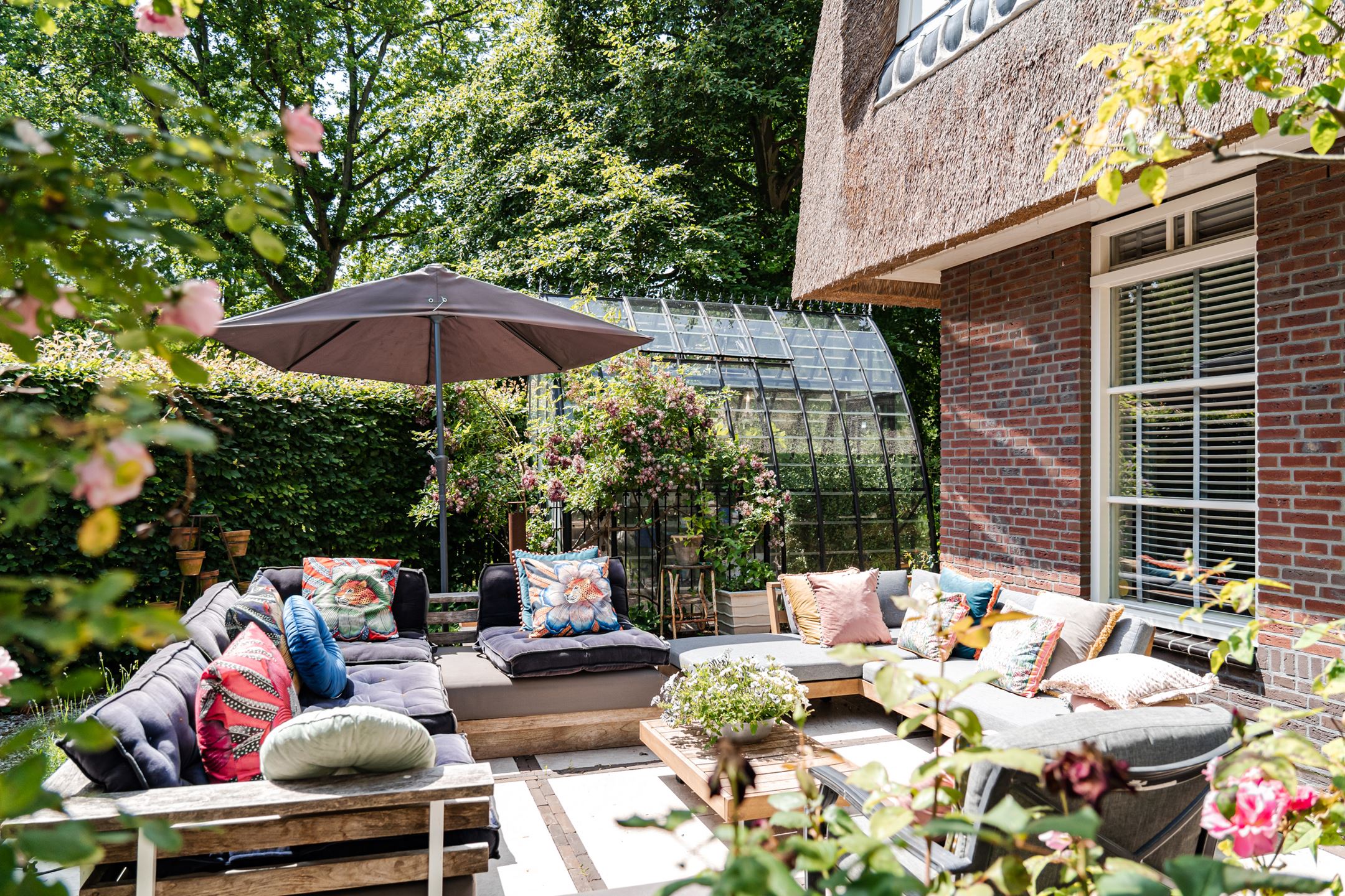 terrasse maison toit de chaume