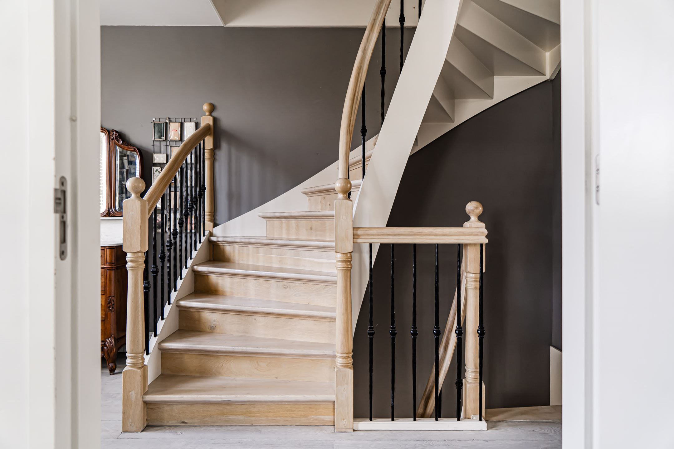 escalier bois clair
