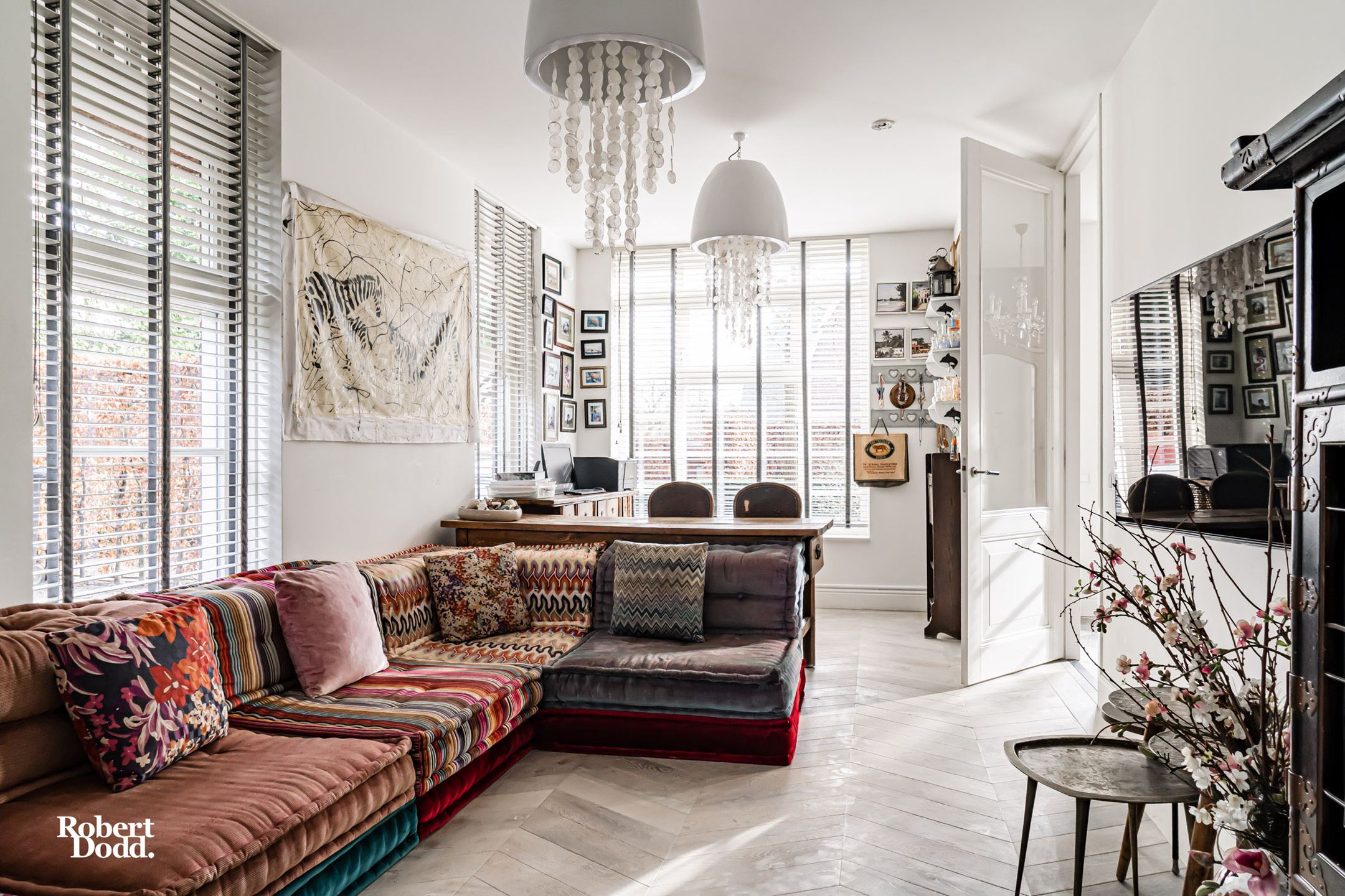 salon avec canapé Mah Jong Roche Bobois