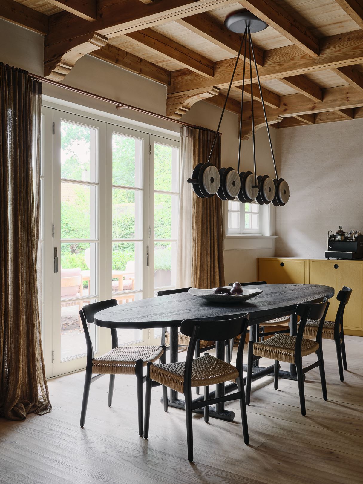 cuisine jaune avec plafond bois maison ancienne décoration contemporaine cuisine jaune avec plafond bois maison ancienne décoration contemporaine
