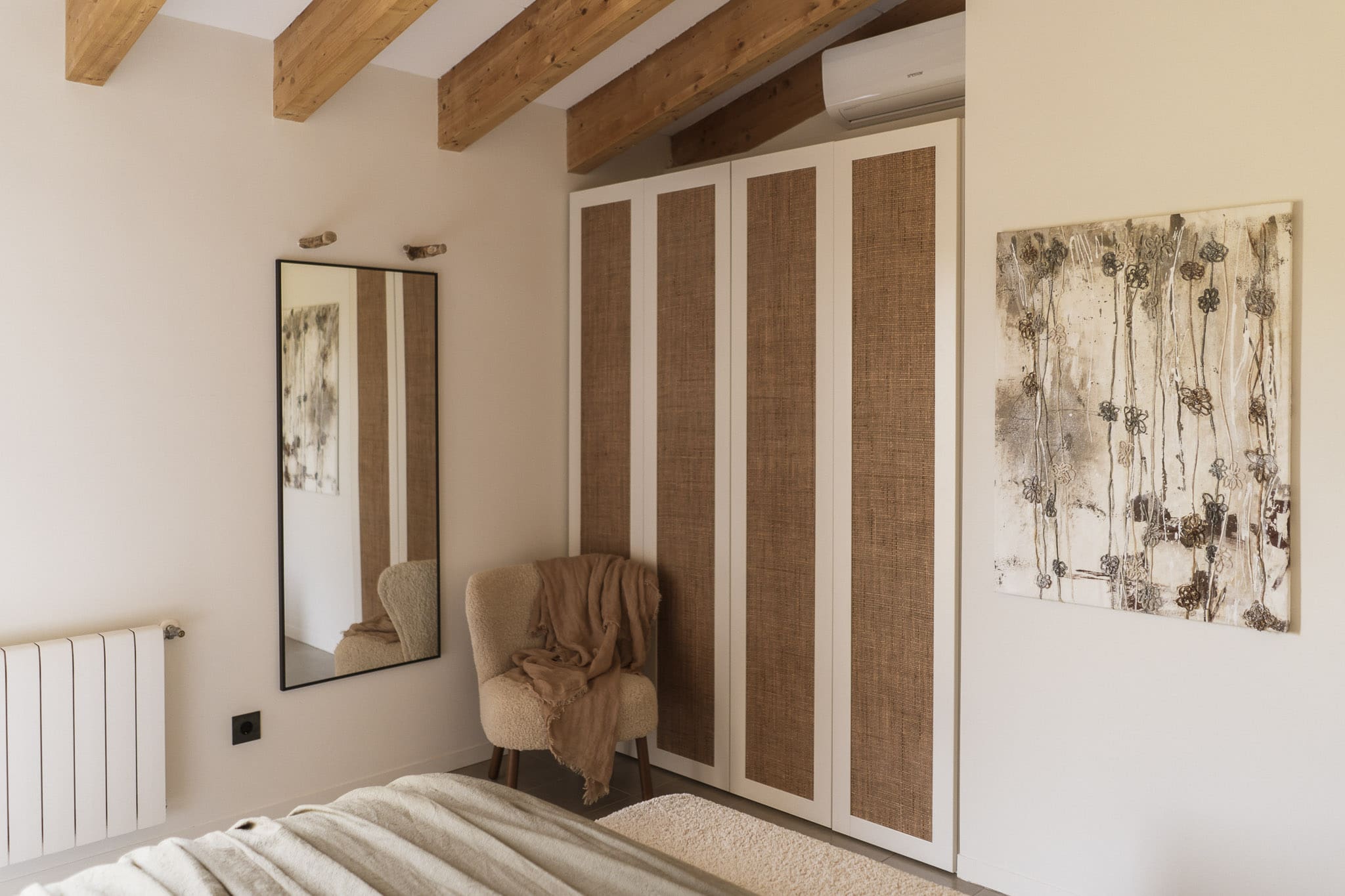 chambre avec poutres décoration contemporaine placard cannage chambre avec poutres décoration contemporaine placard cannage