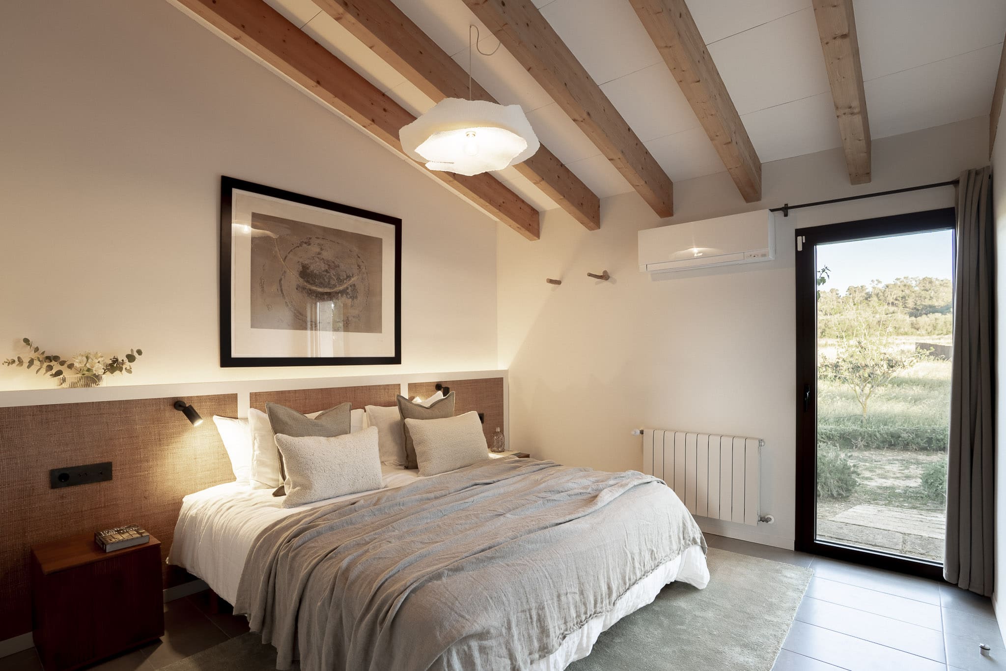 chambre avec poutres décoration contemporaine et naturelle chambre avec poutres décoration contemporaine et naturelle