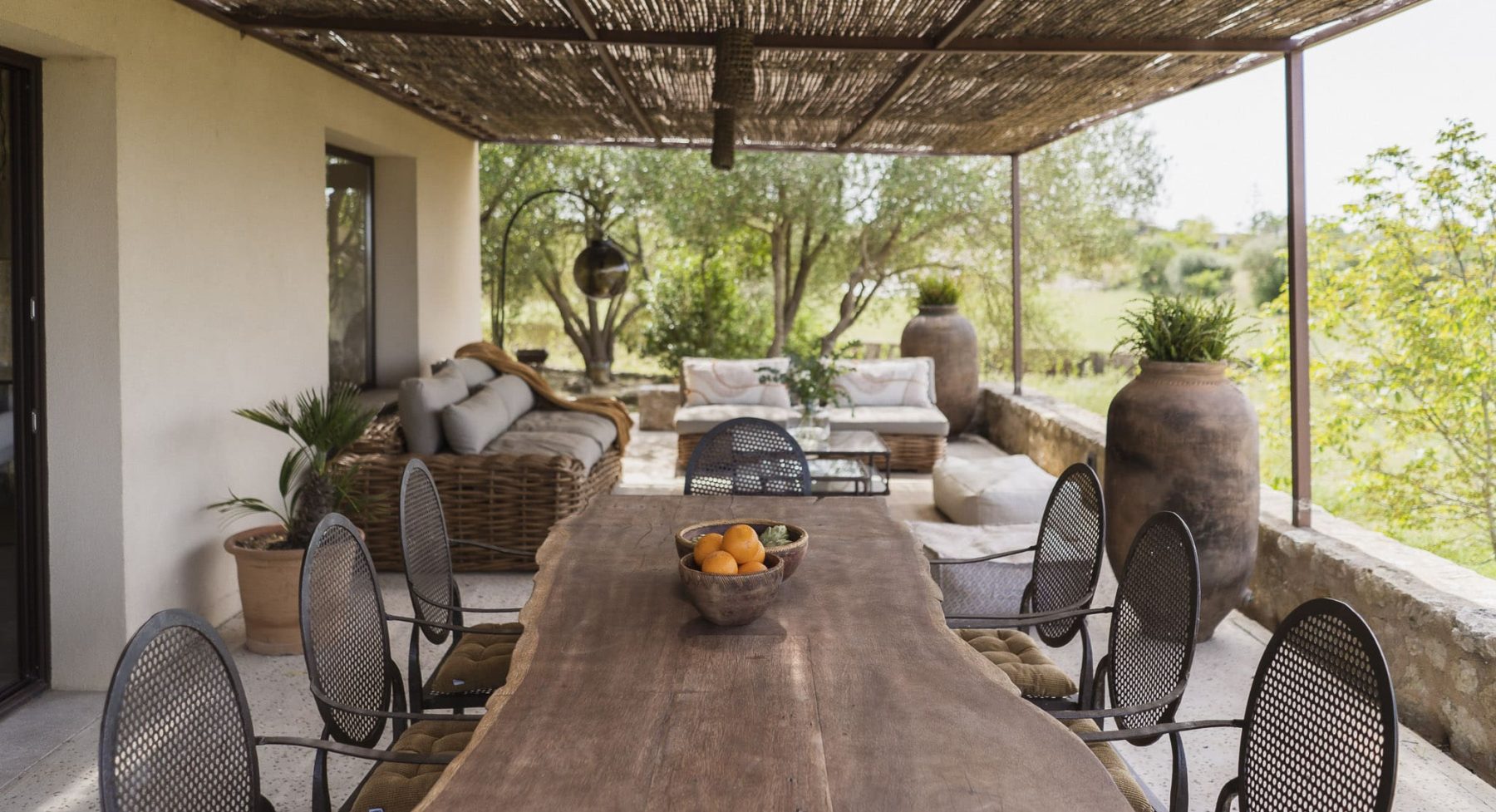 terrasse avec pergola acier et cannisse maison élégante au coeur de Majorque terrasse avec pergola acier et cannisse maison élégante au coeur de Majorque