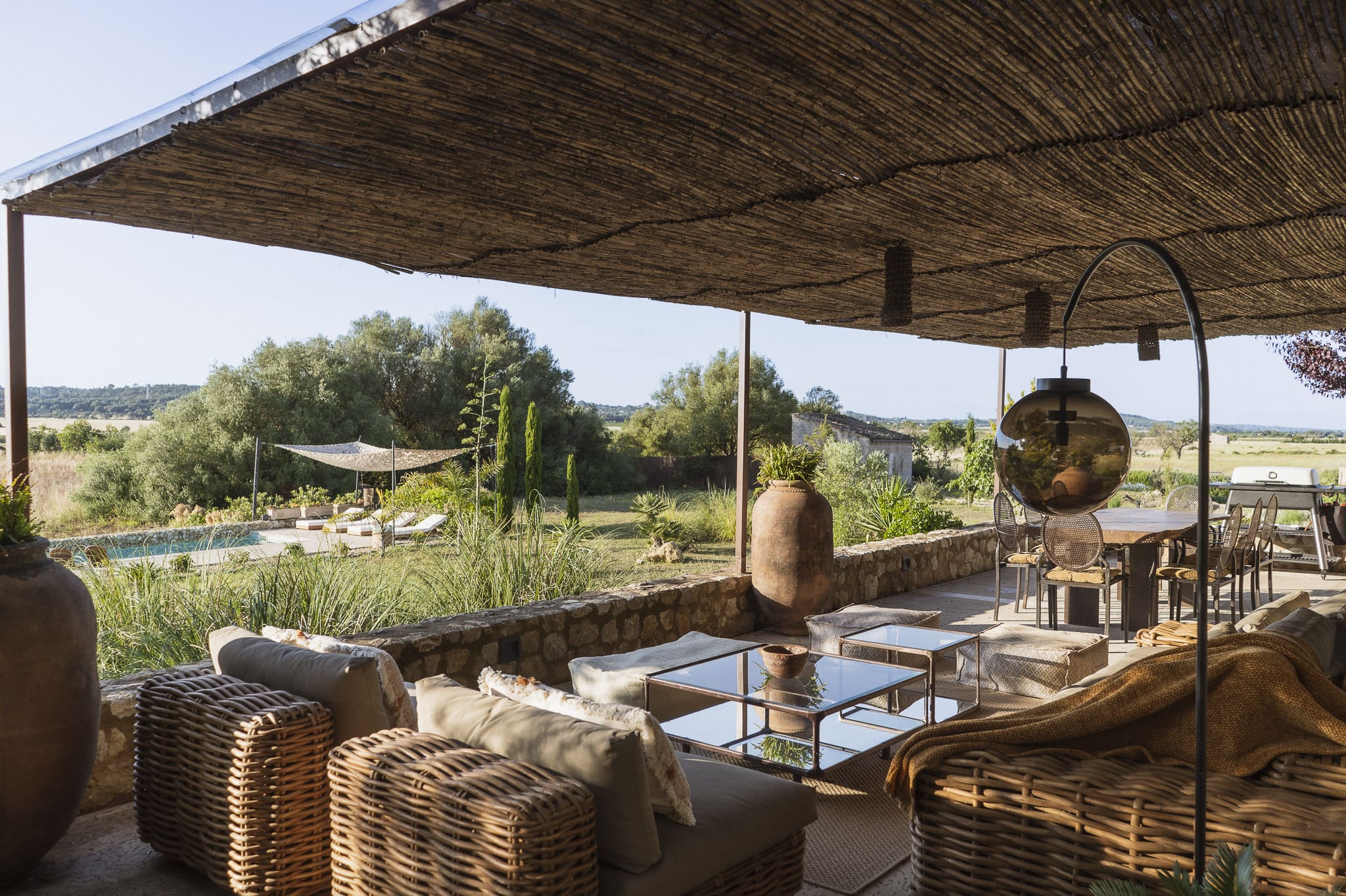 terrasse avec pergola acier et cannisses maison élégante au coeur de Majorque terrasse avec pergola acier et cannisses maison élégante au coeur de Majorque