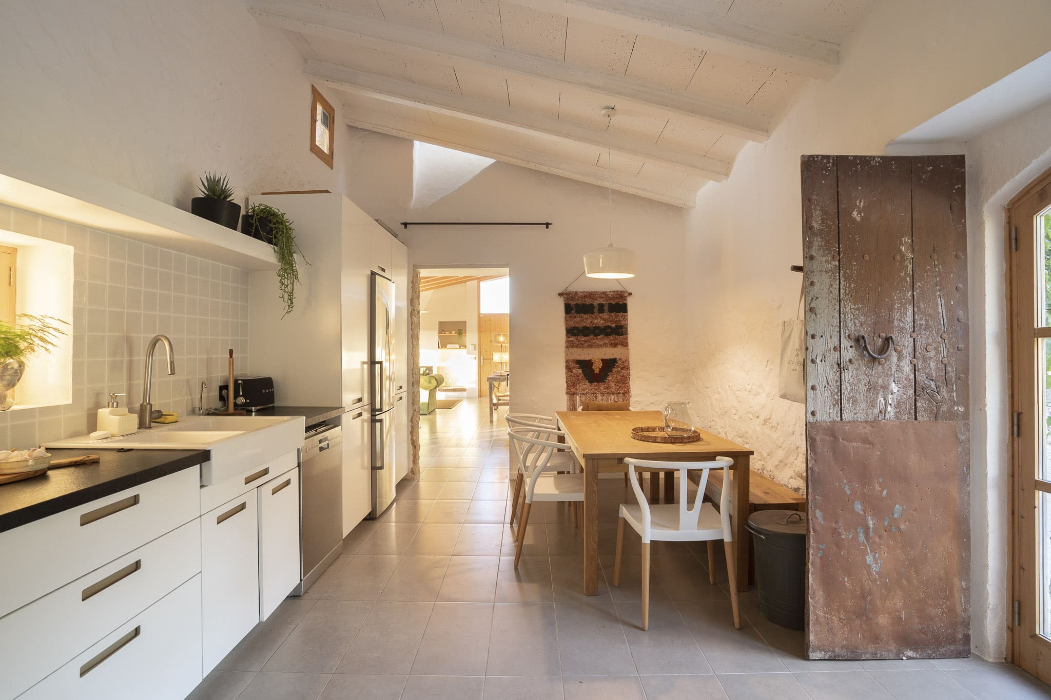 cuisine blanche avec poutres décoration contemporaine cuisine blanche avec poutres décoration contemporaine
