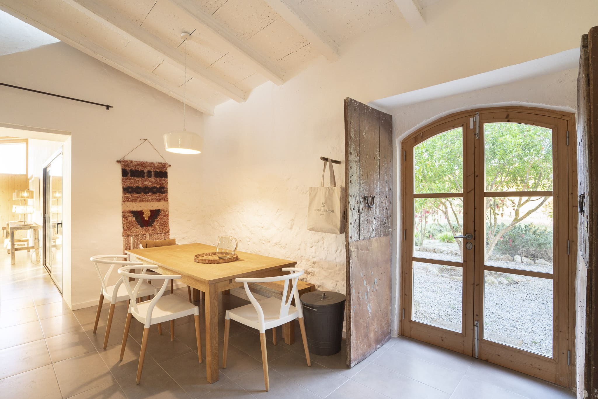 salle à manger avec poutres blanches décoration contemporaine salle à manger avec poutres blanches décoration contemporaine